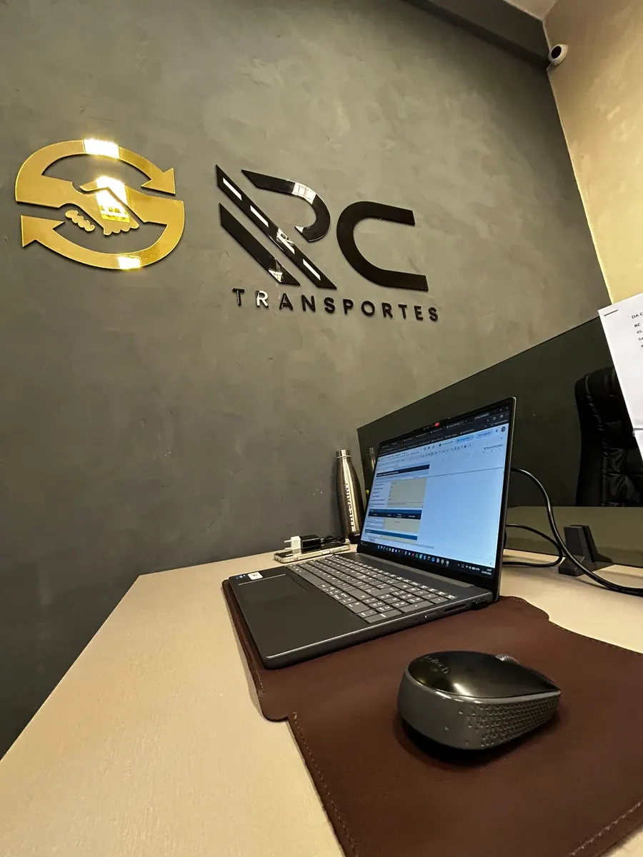 Mesa de atendimento da RC Transportes
