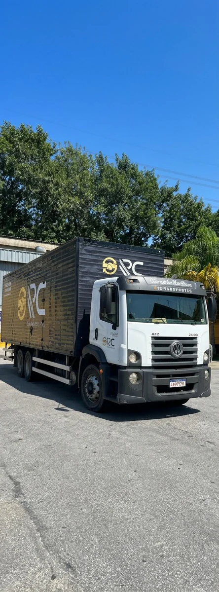Caminhão da RC Transportes no pátio