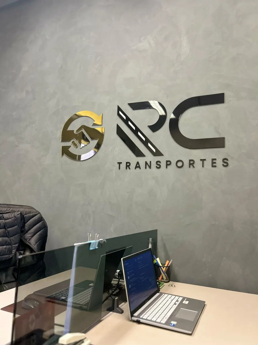 Logotipo da RC Transportes na sede da empresa